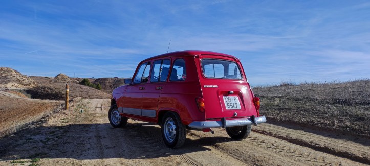Comparativa entre 4 de los coches clásicos populadres más famosos de todos los tiempos. Renault 4, Escarabajo, Seat 600 y Citroen 2cv